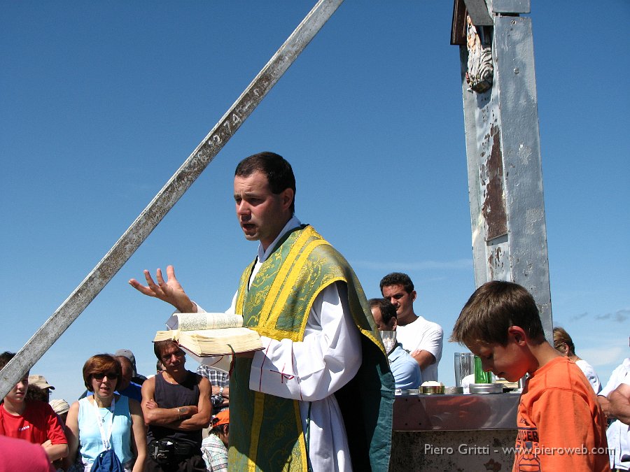 alben16ag08 066.jpg - Don Sergio Carrara, nativo di Zorzone, celebra la S. Messa